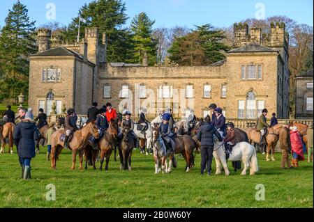 Aske Hall, Richmond, North Yorkshire, Großbritannien - 08. Februar 2020: Sehr junge Reiter reisten vor einem traditionellen georgischen Landhaus und wa Stockfoto