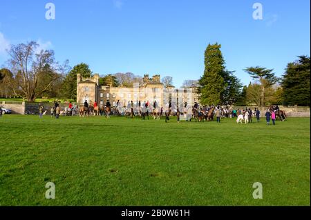 Aske Hall, Richmond, North Yorkshire, Großbritannien - 08. Februar 2020: Reiten von Fuchsjägern, die vor der Jagd vor dem traditionellen georgischen Co. Briefing erhalten Stockfoto