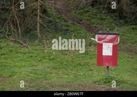 Ländlicher Mülleimer im Park für Abfälle Stockfoto