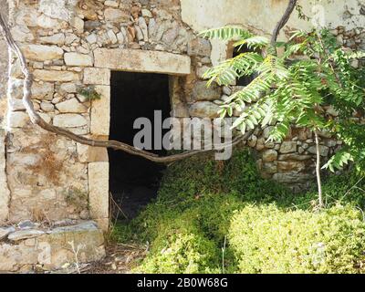 Steinerne Tür in der venetianischen Burg Kato Chora von Milopotamos, Kythira, Griechenland Stockfoto