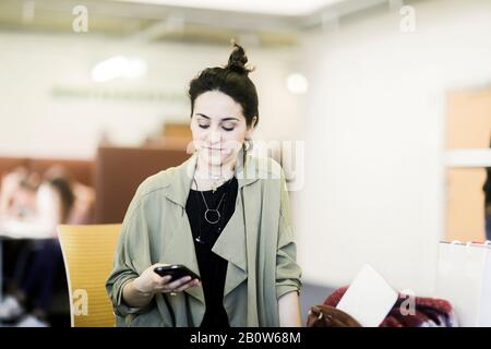 Frau, die in einem Büro arbeitet. Stockfoto