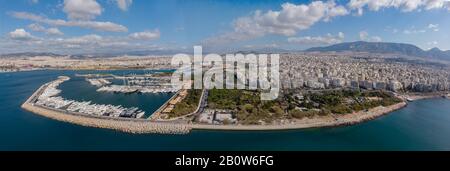 Panoramablick auf den Jachthafen von Floisvos und die Region Palaio Faliro Stockfoto