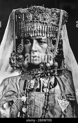 Kabylian Frau von 1880 Kabyle Menschen - Berbervolk und ethnische Gruppe, die in Kabylien im Norden von Algerien geboren wurden, breiteten sich über das Atlas-Gebirge aus. Stockfoto