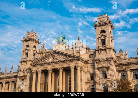 Fassade des historischen Luxusgebäudes des Völkerkundemuseums in Budapest Stockfoto