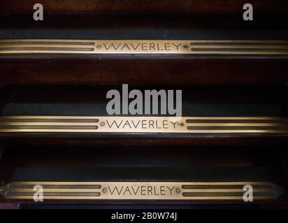 Messingeinsätze auf Treppen des Raddampfers Waverley Stockfoto