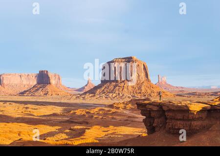 Der Blick über Buttes und Sandsteinformationen im Monument Valley. Stockfoto