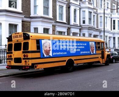 London, Großbritannien. Februar 2020. US-Schulbus mit Plakat, das die Öffentlichkeit dazu auffordert, "Prinz Andrew dazu zu bringen, das FBI zu rufen", wenn sie den Herzog von York sehen, besucht London, das von Jeffrey Epstein Victims Anwalt arrangiert wurde. Kredit: Brian Minkoff/Alamy Live News Stockfoto