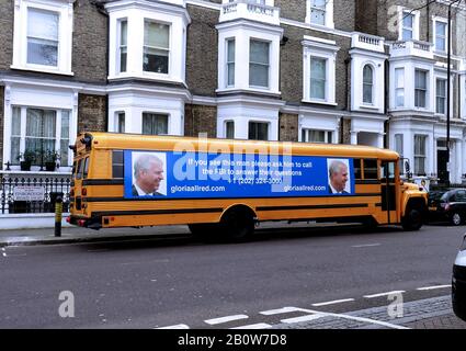 London, Großbritannien. Februar 2020. US-Schulbus mit Plakat, das die Öffentlichkeit dazu auffordert, "Prinz Andrew dazu zu bringen, das FBI zu rufen", wenn sie den Herzog von York sehen, besucht London, das von Jeffrey Epstein Victims Anwalt arrangiert wurde. Kredit: Brian Minkoff/Alamy Live News Stockfoto