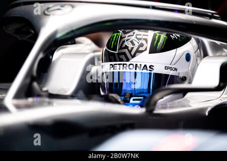 Montemelò, Barcelona - Spanien. Formel-1-Vorsaisontest 2020 Tag 3. Februar 2020. Valtteri Bottas vom Mercedes AMG Petronas F1 Team in der Garage am dritten Tag des F1 Wintertests Stockfoto