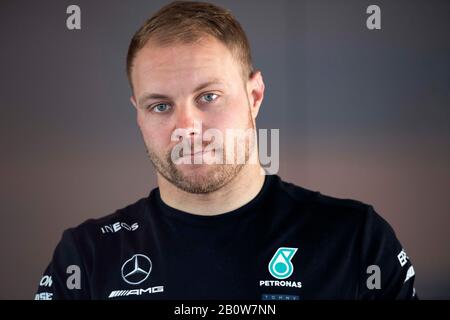 Montemelò, Barcelona - Spanien. Formel-1-Vorsaisontest 2020 Tag 3. Februar 2020. Valtteri Bottas vom Mercedes AMG Petronas F1 Team in der Garage am dritten Tag des F1 Wintertests Stockfoto