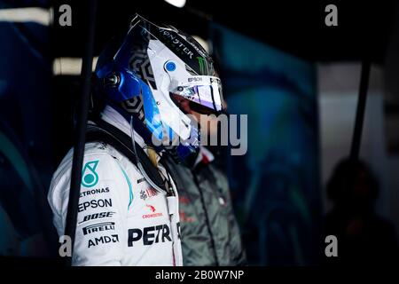 Montemelò, Barcelona - Spanien. Formel-1-Vorsaisontest 2020 Tag 3. Februar 2020. Valtteri Bottas vom Mercedes AMG Petronas F1 Team in der Garage am dritten Tag des F1 Wintertests Stockfoto