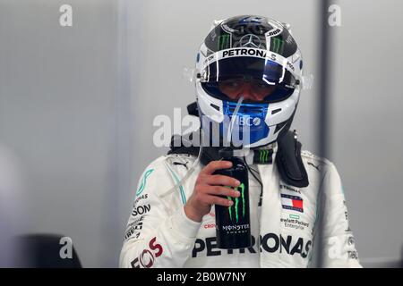 Montemelò, Barcelona - Spanien. Formel-1-Vorsaisontest 2020 Tag 3. Februar 2020. Valtteri Bottas vom Mercedes AMG Petronas F1 Team in der Garage am dritten Tag des F1 Wintertests Stockfoto