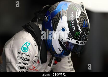 Montemelò, Barcelona - Spanien. Formel-1-Vorsaisontest 2020 Tag 3. Februar 2020. Valtteri Bottas vom Mercedes AMG Petronas F1 Team in der Garage am dritten Tag des F1 Wintertests Stockfoto