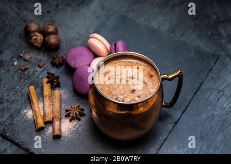 Heiße Schokolade, Makronen, Zimtstangen, Sternanis Stockfoto