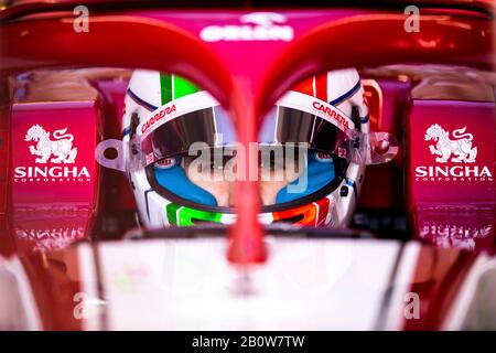 Montemelò, Barcelona - Spanien. Formel-1-Vorsaisontest 2020 Tag 3. Februar 2020. Antonio Giovinazzi aus Italien und Alfa Romeo Racing in der Garage am dritten Tag der F1-Winterprüfung Stockfoto