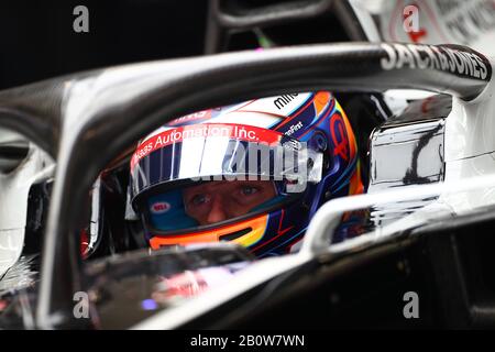 Montemelò, Barcelona - Spanien. Formel-1-Vorsaisontest 2020 Tag 3. Februar 2020. Romain Grosjean aus Frankreich und Haas F1 Team in der Garage am dritten Tag des F1 Wintertests Stockfoto