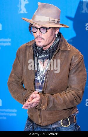 Grand Hyatt Hotel, Potsdamer Platz, Berlin, Deutschland. Februar 2020. Johnny Depp posiert bei MINAMATA PHOTOCALL. Bild nach Gutschrift: Julie Edwards/Alamy Live News Stockfoto