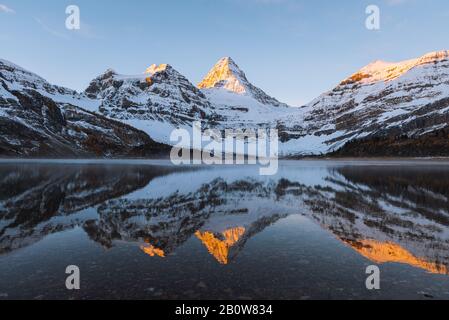 Panoramablick auf Mount Assiniboine, Great Divide, Canadian Rockies, Alberta, Kanada Stockfoto