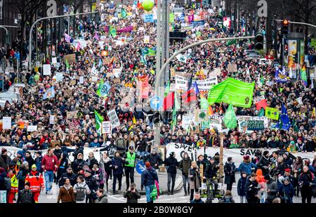 Hamburg, Deutschland. Februar 2020. Teilnehmer der Klimademonstration freitags gehen künftig durch Hamburg. Die Aktivisten der Freitag-Zukunft fordern vor den Wahlen in Hamburg Protest. Kredit: Axel Heimken / dpa / Alamy Live News Stockfoto