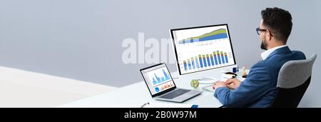 Business Analyst Man, Der Im Büro An Einem Computer Arbeitet Stockfoto