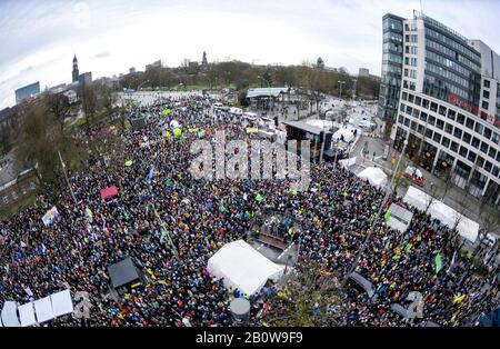 Hamburg, Deutschland. Februar 2020. Teilnehmer der Klimademonstration freitags gehen künftig durch Hamburg. Die Aktivisten der Freitag-Zukunft fordern vor den Wahlen in Hamburg Protest. Kredit: Axel Heimken / dpa / Alamy Live News Stockfoto