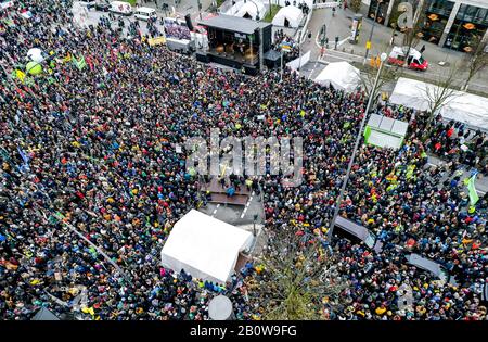 Hamburg, Deutschland. Februar 2020. Teilnehmer der Klimademonstration freitags gehen künftig durch Hamburg. Die Aktivisten der Freitag-Zukunft fordern vor den Wahlen in Hamburg Protest. Kredit: Axel Heimken / dpa / Alamy Live News Stockfoto