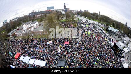 Hamburg, Deutschland. Februar 2020. Teilnehmer der Klimademonstration freitags gehen künftig durch Hamburg. Die Aktivisten der Freitag-Zukunft fordern vor den Wahlen in Hamburg Protest. Kredit: Axel Heimken / dpa / Alamy Live News Stockfoto