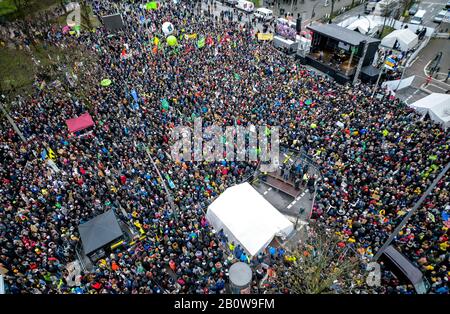 Hamburg, Deutschland. Februar 2020. Teilnehmer der Klimademonstration freitags gehen künftig durch Hamburg. Die Aktivisten der Freitag-Zukunft fordern vor den Wahlen in Hamburg Protest. Kredit: Axel Heimken / dpa / Alamy Live News Stockfoto