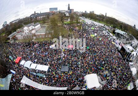 Hamburg, Deutschland. Februar 2020. Teilnehmer der Klimademonstration freitags gehen künftig durch Hamburg. Die Aktivisten der Freitag-Zukunft fordern vor den Wahlen in Hamburg Protest. Kredit: Axel Heimken / dpa / Alamy Live News Stockfoto