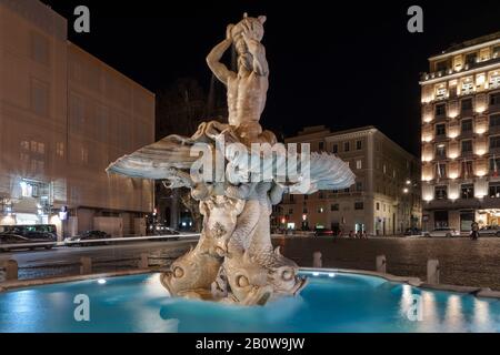 Der Triton-Brunnen befindet sich in Rom an der Piazza Barberini. Es ist das Werk von Gian Lorenzo Bernini. Er wurde 1625 vollständig aus Travertin-Marmor gefertigt. Stockfoto