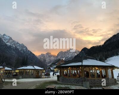 Schneelatmosphäre im Weihnachtsdorf, Kranjska Gora Slowenien Stockfoto