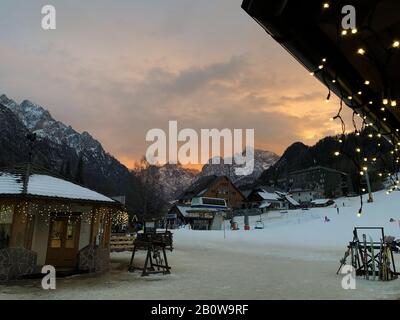 Schneelatmosphäre im Weihnachtsdorf, Kranjska Gora Slowenien Stockfoto