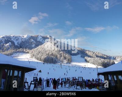 Schneelatmosphäre im Weihnachtsdorf, Kranjska Gora Slowenien Stockfoto