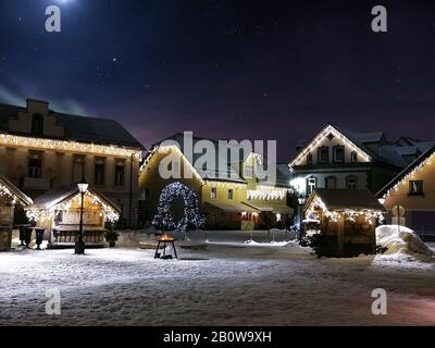 Schneelatmosphäre im Weihnachtsdorf, Kranjska Gora Slowenien Stockfoto