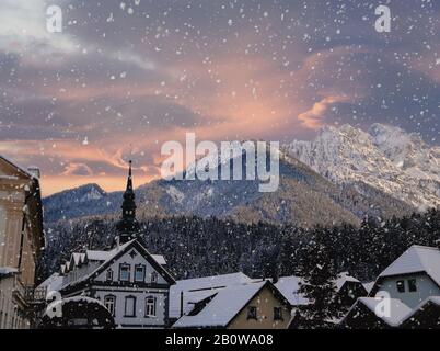 Schneelatmosphäre im Weihnachtsdorf, Kranjska Gora Slowenien Stockfoto