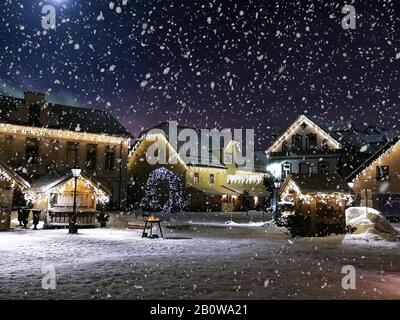 Schneelatmosphäre im Weihnachtsdorf, Kranjska Gora Slowenien Stockfoto