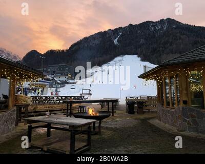 Schneelatmosphäre im Weihnachtsdorf, Kranjska Gora Slowenien Stockfoto