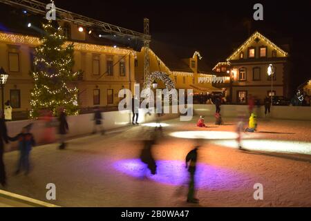 Schneelatmosphäre im Weihnachtsdorf, Kranjska Gora Slowenien Stockfoto