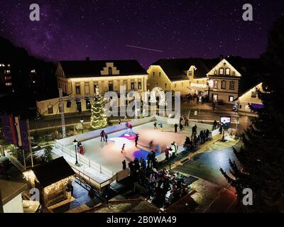 Schneelatmosphäre im Weihnachtsdorf, Kranjska Gora Slowenien Stockfoto