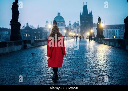 Allein auf der Karlsbrücke spazieren weibliche Touristen am frühen Morgen in Prag, der Hauptstadt der Tschechischen Republik Stockfoto