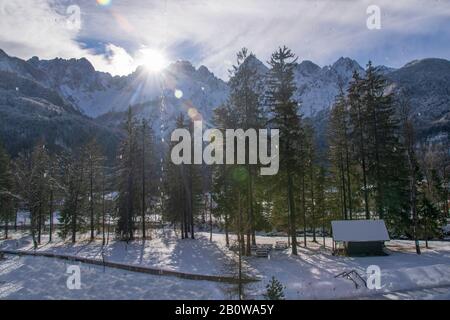 Schneelatmosphäre im Weihnachtsdorf, Kranjska Gora Slowenien Stockfoto