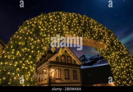 Schneelatmosphäre im Weihnachtsdorf, Kranjska Gora Slowenien Stockfoto