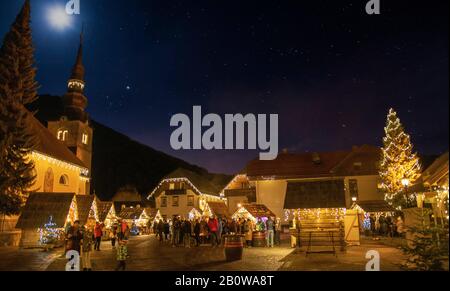 Schneelatmosphäre im Weihnachtsdorf, Kranjska Gora Slowenien Stockfoto