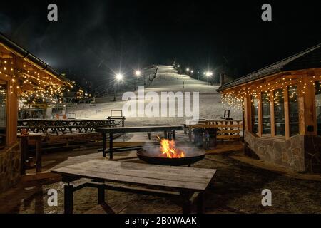 Schneelatmosphäre im Weihnachtsdorf, Kranjska Gora Slowenien Stockfoto