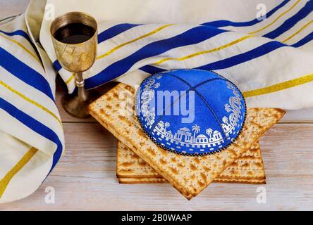 Pessach matzo mit kiddush Tasse Wein in der Kippa Stockfoto