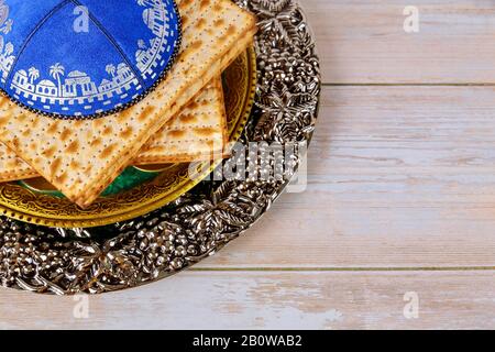 Traditionelle Symbole jüdischer Ferien-Matzo mit Passatbrot in der Kippa Stockfoto