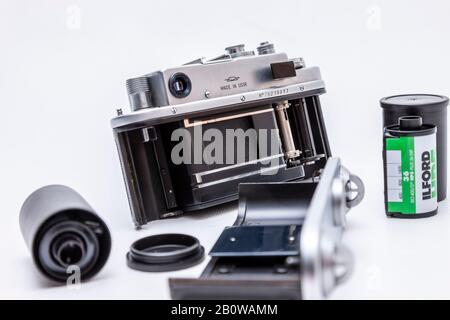 Eine Zorki 4K-Kamera (russische Kopie einer Leica) fotografiert auf weißem Hintergrund Stockfoto