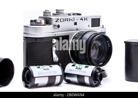 Eine Zorki 4K-Kamera (russische Kopie einer Leica) fotografiert auf weißem Hintergrund Stockfoto