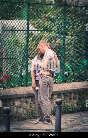 Paris, Frankreich - 17. September 2019: Ein junges Liebespaar in einer Straße im Künstlerviertel Montmartre in Paris, der schönen französischen Stadt Stockfoto