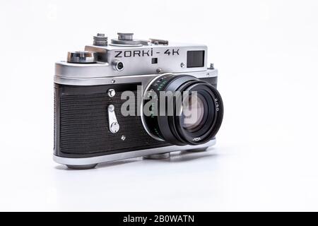 Eine Zorki 4K-Kamera (russische Kopie einer Leica) fotografiert auf weißem Hintergrund Stockfoto